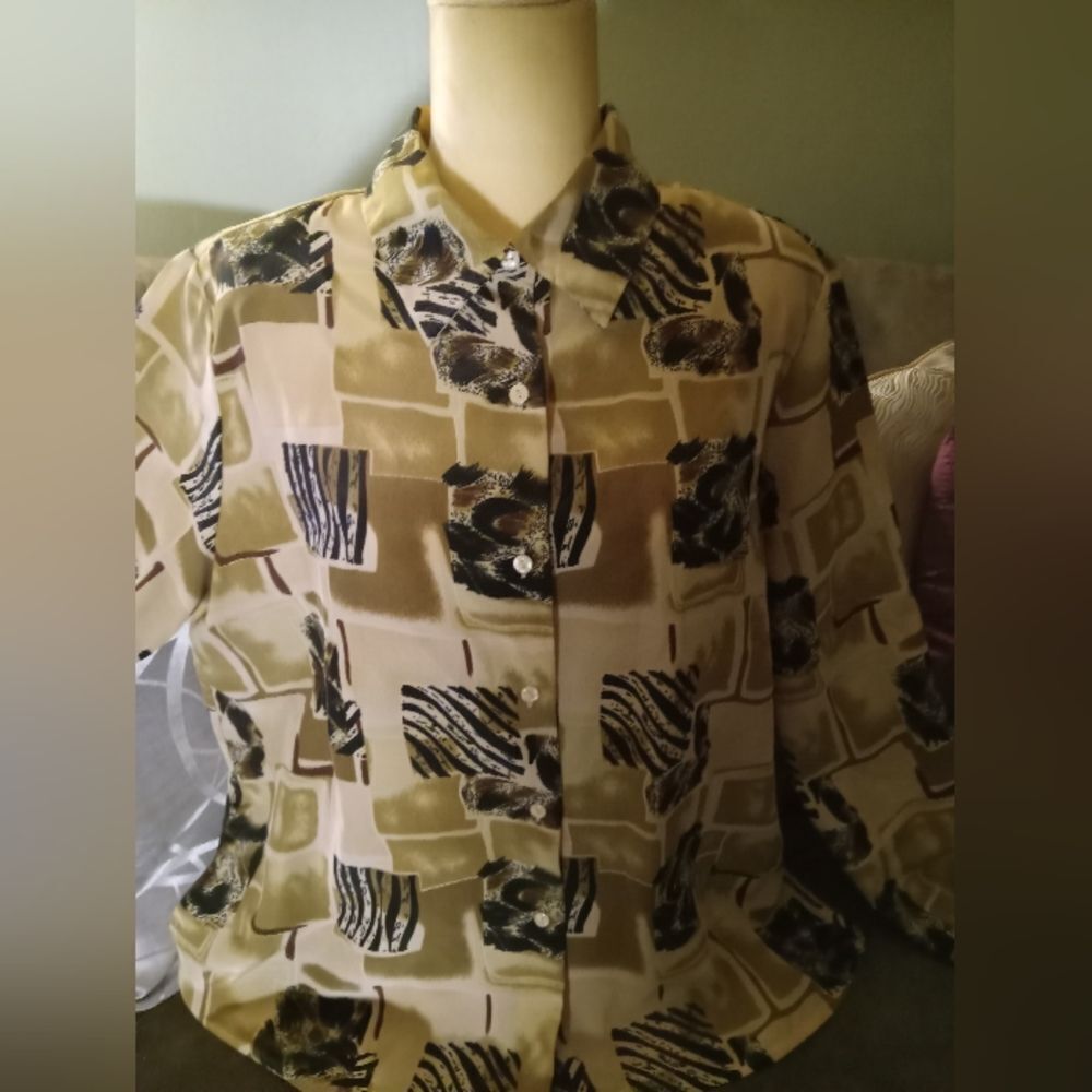 Professional Women's Long Sleeve Blouse. 16W. 100% polyester.